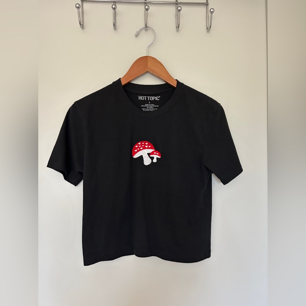 Hot Topic NWOT Embroidered Red Heart Mushroom Black Cropped Tee Small
